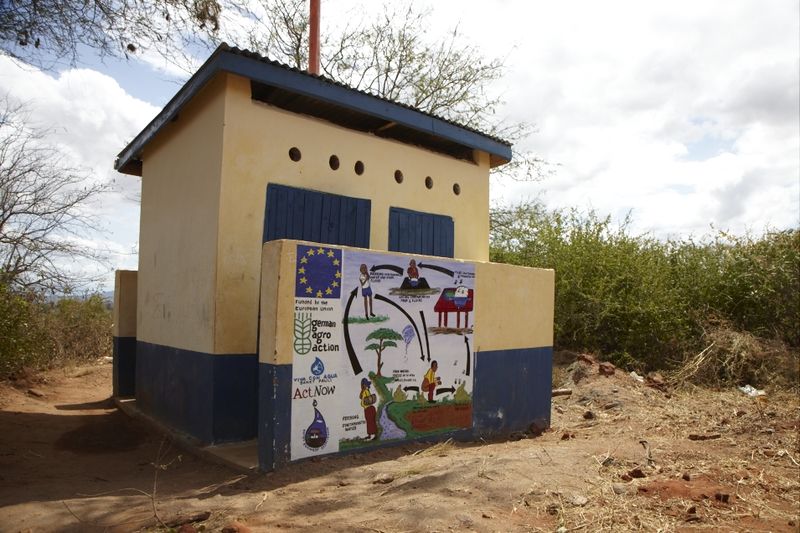 Datei:Projekte Kenia Sanitaere Anlage.jpg