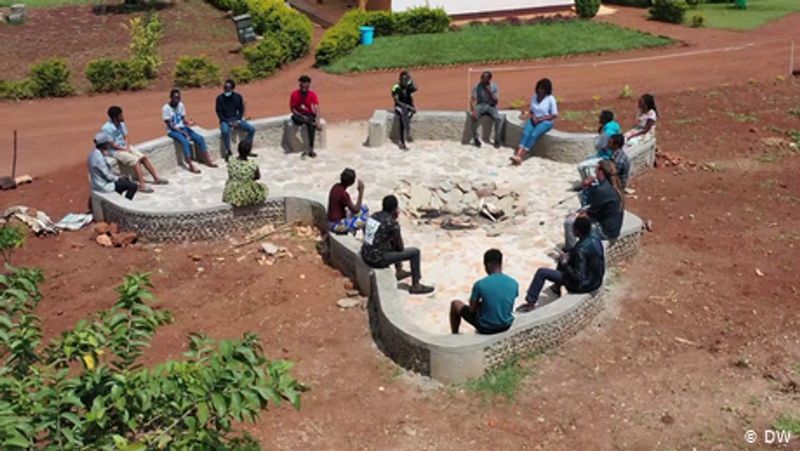 Datei:Uganda Students.jpeg