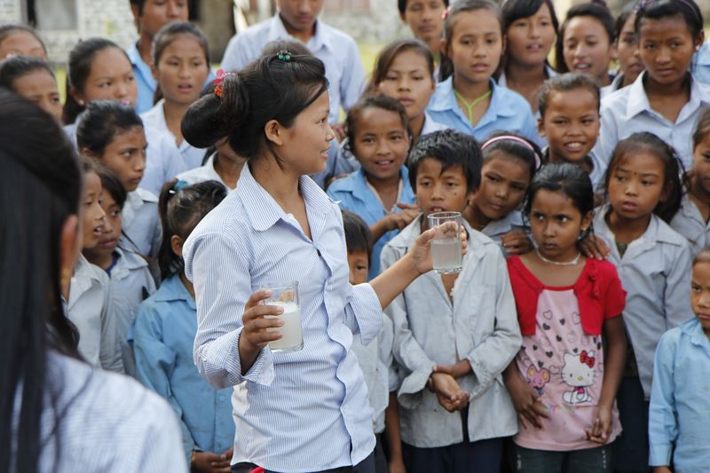 Datei:Projekte Nepal Demonstration WASH Schulung Secondary School in Swamitar.JPG
